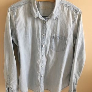 Gap chambray long sleeved button down shirt